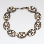 BIJUTERIAS, oito (8) anéis de modelos e tamanhos variados, confeccionados em metal dourado e prateado, alguns com apliques diversos, sinais de uso, vide foto.