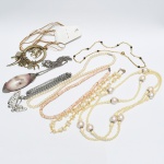 BIJUTERIAS, oito (8) itens: 4 colares e 4 gargantilhas, modelos variados, confeccionados em materiais diversos, sinais de uso, vide foto.