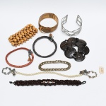 BIJUTERIAS, nove (9) pulseiras e braceletes, modelos diversos, confeccionados em materiais variados, sinais de uso, vide foto.