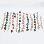 JOIAS, doze (12) pulseiras confeccionadas com pedras irregulares e polidas de quartzo verde, quartzo rosa e ágata, monture em metal vide foto.