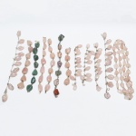 JOIAS, doze (12) itens: 11 pulseiras e 1 colar, confeccionadas com pedras irregulares e polidas de quartzo verde, quartzo rosa e ágata, monture em metal vide foto.