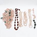 JOIAS, um (1) saco com diversas contas irregulares e polidas de quartzo verde e rosa, para montagem, vide foto.