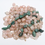 JOIAS, um (1) saco com diversas contas irregulares e polidas de quartzo verde e rosa, para montagem, vide foto.