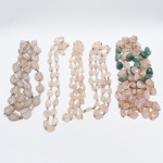 JOIAS, um (1) saco com diversas contas irregulares e polidas de quartzo verde e rosa, para montagem, vide foto.