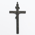 ARTE SACRA, um (1) antigo pingente/crucifixo em bronze, medindo 7,5 cm, sinais de uso, vide foto.