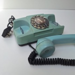 Lindinho telefone antigo, anos 80, azul céu, modelo Tijolinho da GTE Starlite. Decoração. Peça no estado da foto, sem testes de funcionamento.