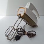 Batedeira Manual antiga, da marca ARNO, acompanha 2 batedores de metal, voltagem 110V. Peça no estado da foto, sem testes de funcionamento.