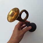 Linda Buzina antiga de latão com bolbo de borracha. Peça no estado da foto.
