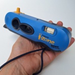 Divertida Câmera Instantânea POLAROID I-ZONE azul compacta e colecionável. Peça no estado da foto, sem testes de funcionamento.