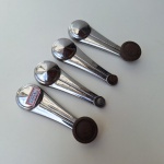 Conjunto Raro de Manivelas - Maçanetas de janela para carro modelo Chevrolet OPALA - Antigo. Peças cromadas e no estado da foto.