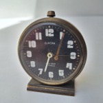 Pequeno relógio de cabeceira ou para viagem da marca EUROPA. Medida 6 cm diâmetro. Peça no estado da foto, sem testes de funcionamento.