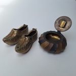 Lote Decorativo com 2 Cinzeiros em metal . Peça no estado da foto.
