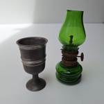 Lote Decorativo contendo Taça formato cálice de estanho Pewter e lamparina de vidro verde. Peça no estado da foto, sem testes de funcionamento.