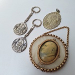 Lote Relíquias Religiosas contendo dois chaveiros de metal Roma Italy, uma Medalha da Guarda Honra e Lindo Medalhão dourado. Peças no estado da foto.
