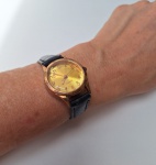 Belo Relógio dourado  Quartz sem marca identificada. Peça no estado da foto, sem testes de funcionamento.