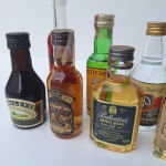 Lindo lote para colecionadores de  12 Mini Garrafas de Bebidas Alcoólicas variadas, decorativo. Peças no estado da foto, sem verificação de validade do conteúdo.