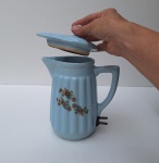 Incrível Jarra Eletrica de louça antiga, cor azul claro, sem o fio. Peça no estado da foto sem testes de funcionamento.