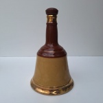 Linda Garrafa de Cerâmica Promocional da Bell´s Scotch Whisky no formato de sino, com tampa. Peça no estado da foto.