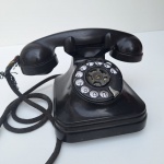 Icônico telefone de disco preto, de Baquelite. Peça no estado da foto, sem testes de funcionamento.