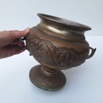 Imponente Sopeira Antiga em metal com tampa. Peça no estado da foto.