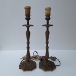 Imponente Par de luminárias de mesa, estilo castiçal tocheiro, metal latão. Medida 42cm alt. Peça no estado da foto, sem testes de funcionamento.