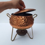 Lindíssima Panela para Fondue, banho de cobre martelado com réchaud de latão. Peça no estado da foto.