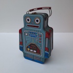 Frasqueira lindinha de metal em formato de Robô, Lunch Robot Box, com etiqueta. Medida XXXX. Peça no estado da foto.