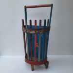 Raríssimo Carrinho de Feira para crianças, em madeira com decalques infantis. Peça no estado da foto.