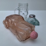 Trio de vidros decorativos. Uma licoreira em formato de carro, mini bomboniere e uma caneca de caveira sem tampa. Peças no estado da foto.