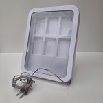 Display luminoso em acrílico branco, opção para mesa ou parede. Ideal para maços de cigarros. Praticamente novo, sem testes de funcionamento.