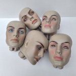 Curiosas Cabeças de Manequim de plástico duro. 5 Peças no estado da foto, sem testes de funcionamento.