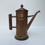 Elegante Bule antigo, feito de metal dourado. Peça no estado da foto.