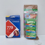 Raro conjunto de 3 filmes fotográficos sem uso da marca FUJIFILM SUPERIA 400 e  1 filme POLAROID 779 embalagem aberta. Peças no estado da foto, sem testes de funcionamento.