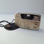 Câmera Fotográfica Analógica, compacta, anos 90, YASHICA EZ Mate Data, com capa. Peça no estado da foto, sem testes de funcionamento.