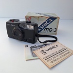 Queridinha Câmera analógica Yashica MG 3 . Década de 80. Com certificado de garantia. Peça no estado da foto, sem testes de funcionamento.