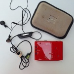 Queridinho dos anos 90, Walkman Sony WM-702 Vermelho, com controle remoto e fone. Japão. Peça no estado da foto, sem testes de funcionamento.