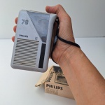 Popular e Antigo Rádio Portátil PHILIPS 78 na caixa original e com alça de transporte. Peça no estado da foto, sem testes de funcionamento.