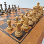 Lindo conjunto de tabuleiro de xadrez, dama e gamão ESTRELA, anos 70 somente com as peças do xadrez completo. Peças no estado da foto, sem testes de funcionamento.