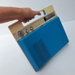 Lindo Rádio Vitrola portátil da marca BELAIR, anos 60. Peça no estado da foto, sem testes de funcionamento.