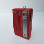 Vibrante Rádio Portátil vermelho, da marca NATIONAL R1016. Peça no estado da foto, sem testes de funcionamento.