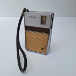 Lindo Rádio Portátil, de bolso, transistorizado PHILIPS, modelo Parceiro. Décadas de 60 e 70. Peça no estado da foto, sem testes de funcionamento.