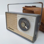 CROWN SUPER SIX, TR 610 Rádio Portátil com design incrível, Vintage. Acompanha estojo. Peça no estado da foto, sem testes de funcionamento.