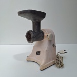 Item Vintage, MOEDOR DE CARNE elétrico da famosa marca LICO, Elétrica funcionando. Peça no estado da foto, sem testes mais apurados.