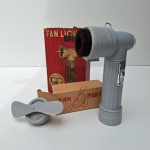 Divertido lote com um FAN LIGH BRUSH Vintage. Várias funções portáteis (ventilador, escova aspirador e lanterna).Peças no estado da foto, sem testes de funcionamento.