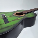 Violão, instrumento musical, sem cordas, marca desconhecida ou modelo, cor verde. Peça no estado da foto, sem testes de funcionamento.