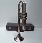 Trompete niquelado, instrumento musical, marca desconhecida com case precisando de reparos. Peça no estado da foto, sem testes de funcionamento.