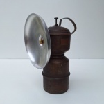 Lindo LAMPIÃO/ LANTERNA a carbureto antigo, provavelmente feito de cobre. Peça no estado da foto, sem testes de funcionamento.