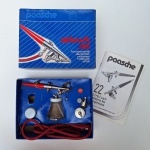 Aerógrafo sem uso aparente, na caixa com acessórios. Marca PAASCHE. Peça no estado da foto, sem testes de funcionamento.