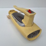 Design incrível, BATEDEIRA  manual vintage GENERAL ELECTRIC (GE) com AFIADOR DE FACAS. Modelo IM - 11 -W . Peça no estado da foto, sem testes de funcionamento.