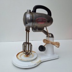 Antiga BATEDEIRA de pedestal WALITA modelo torpedo. Peça no estado da foto, sem testes de funcionamento.